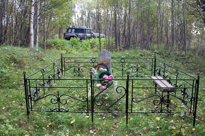 Братская могила в районе деревни Плесо Тихвинского района Ленинградской области