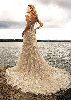 Вышла невеста на берег озерный