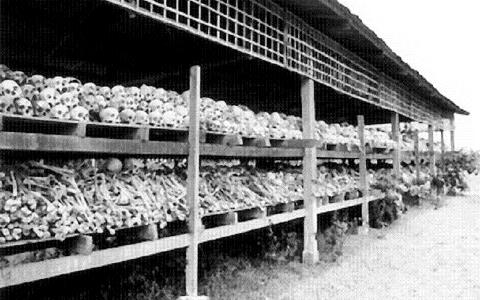 Черепа и кости на складе в польском лагере заключенных