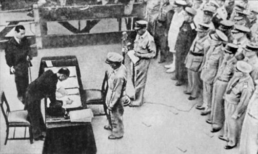 2 сентября 1945 года. Министр иностранных дел Японии М. Сигемицу подписывает акт о капитуляции