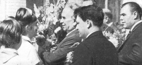 Ministro de la Construcción Industrial de la URSS Alexandr Tókarev visita junto con Luigi Longo la ciudad de Togliatti