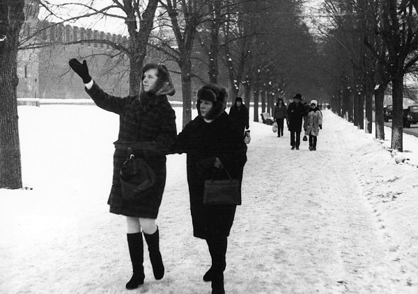 Abuela y su nieta paseando por las calles de Moscú aquel invierno